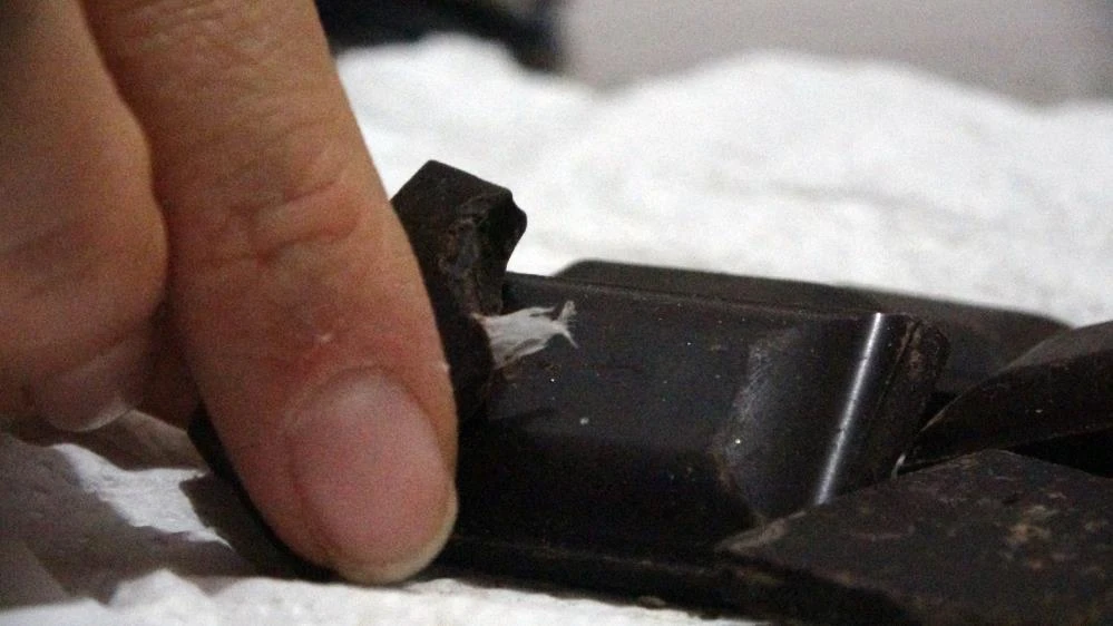 Zincir marketten aldığı çikolatanın içinden poşet çıktı