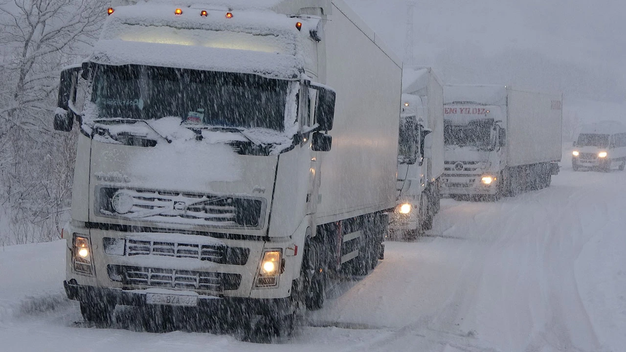 Yüksekova-Hakkari karayolunda araçlar mahsur kaldı! Sis etkili oldu