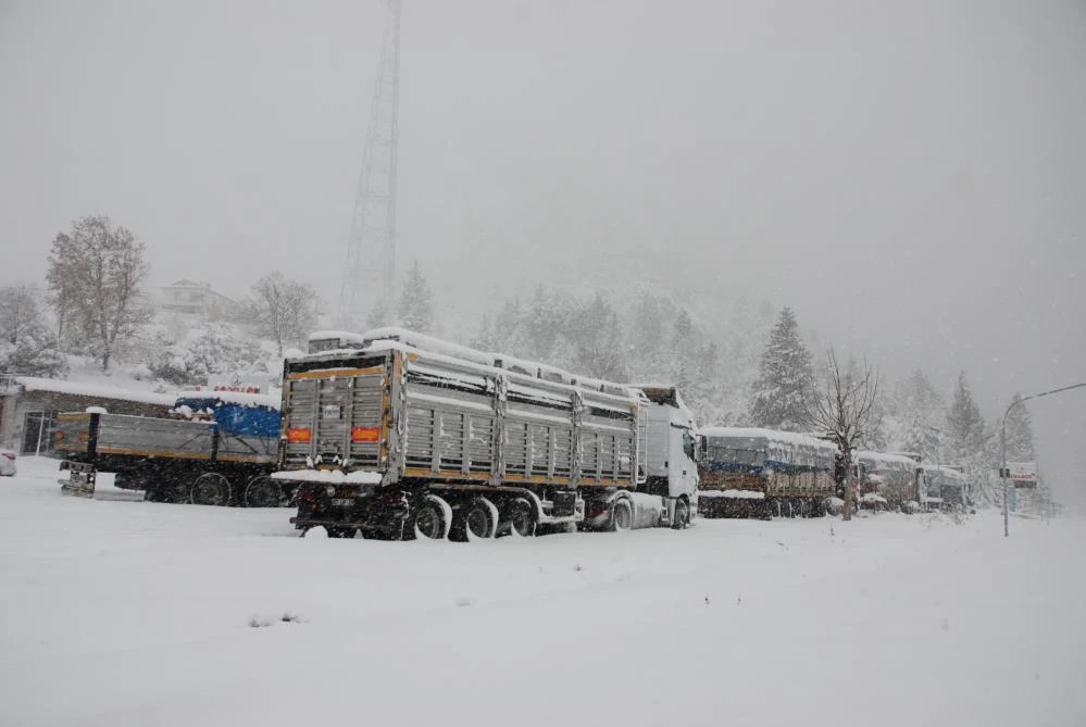 Yollarda hava muhalefeti sürüyor! Otoyollarda son durum, il il açık ve kapalı olan yollar