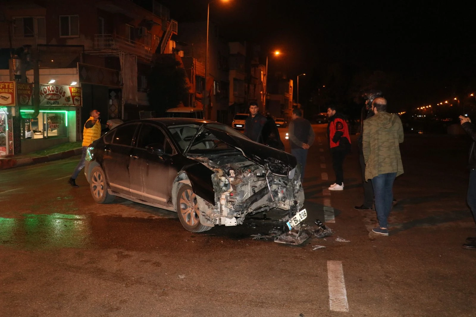 Hafif ticari araç ve otomobil çarpıştı: 1 yaralı