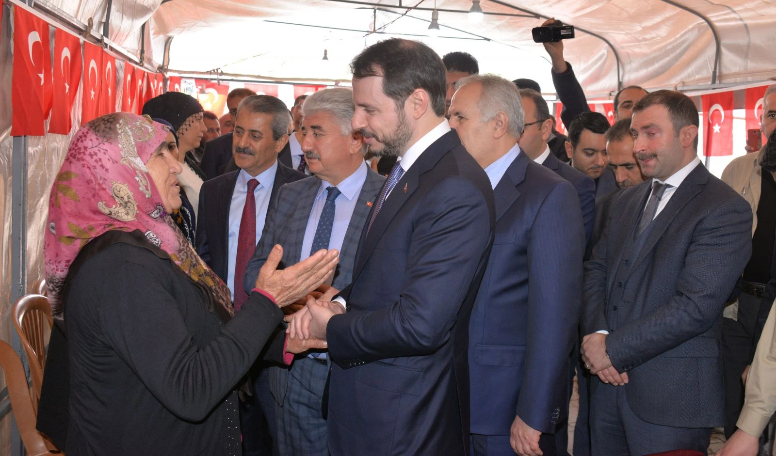 Bakan Albayrak, Reyhanlı'daki şehit ailelerini ziyaret etti