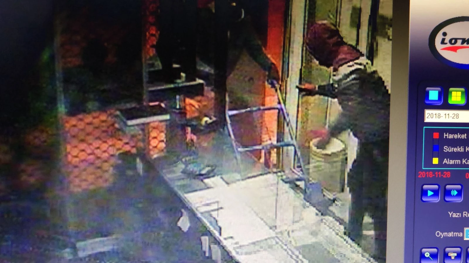 Kuyumcuya giren hırsızlar altın dolu kasayı açamadan kaçtı... O anlar kamerada