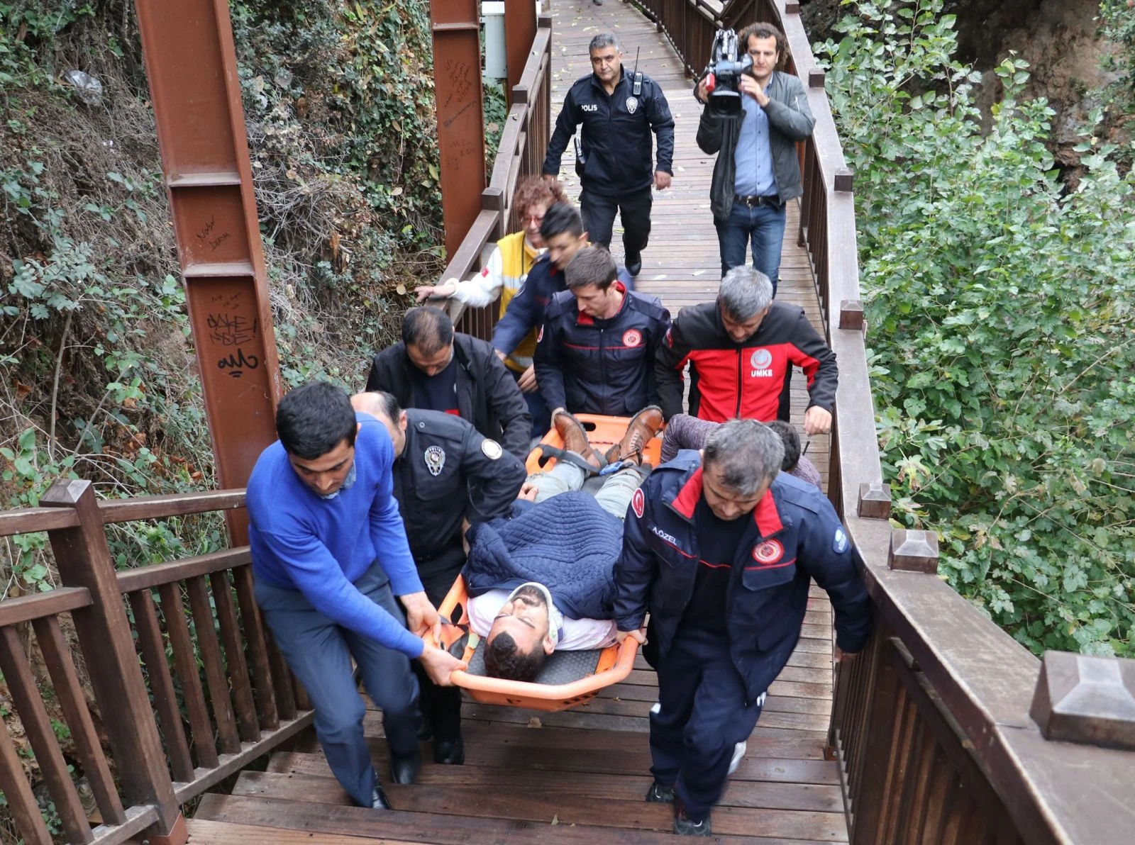 Antalya'da 30 metrelik kanyonda film gibi kurtarma operasyonu