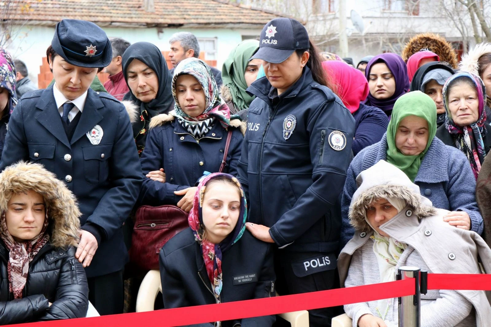 İstanbul'da kazada şehit olan polis, son yolculuğuna uğurladı