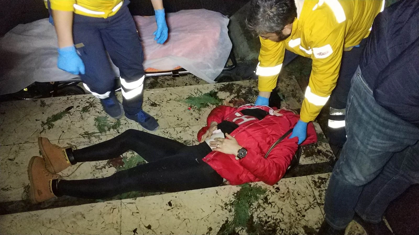 Genç kadın parkta tabancayla vurulmuş halde bulundu