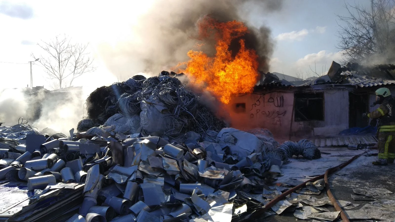Avcılar'da bulunan geri dönüşüm deposunda yangın çıktı
