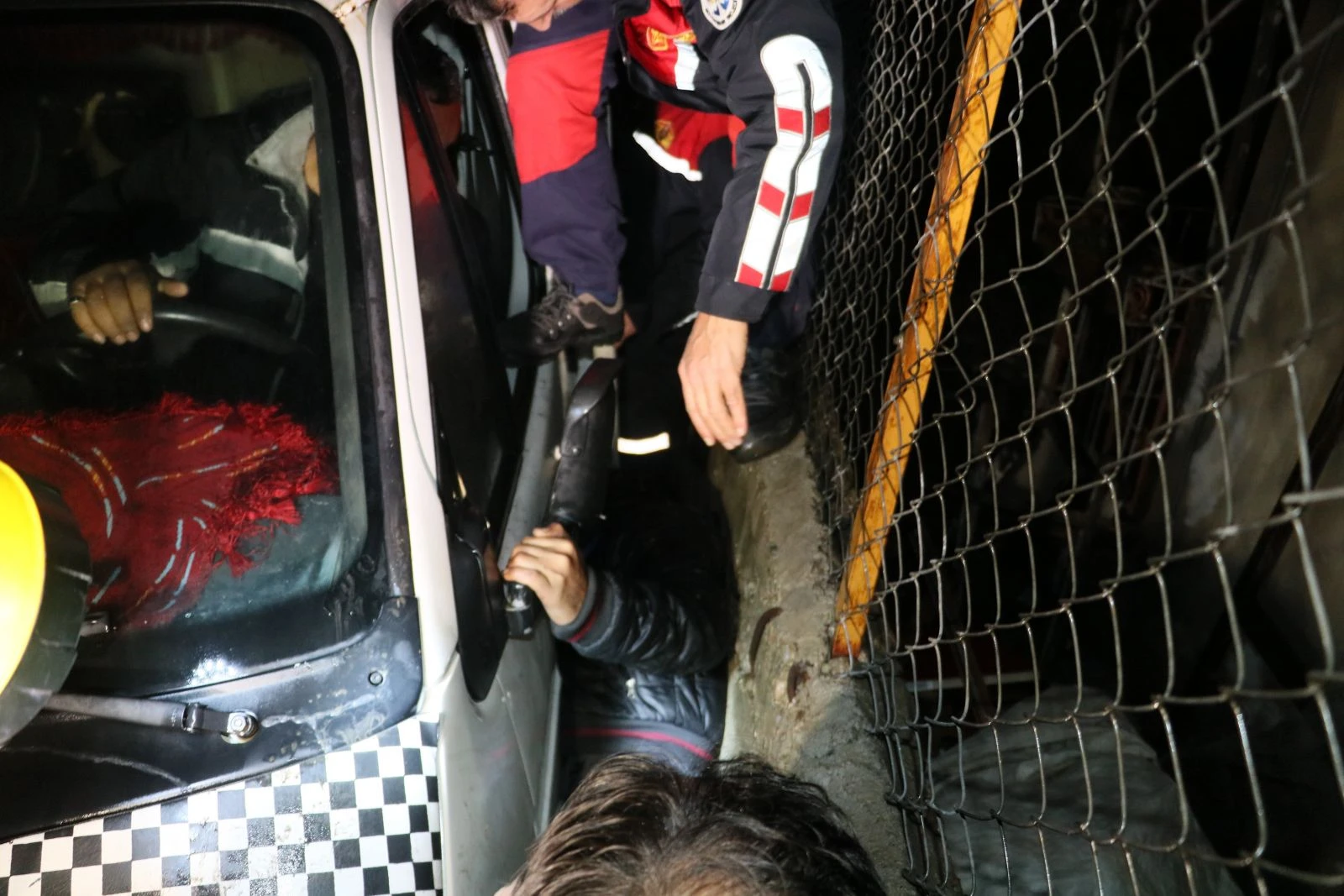 Hırsızın kamyonet ve duvar arasında can pazarı