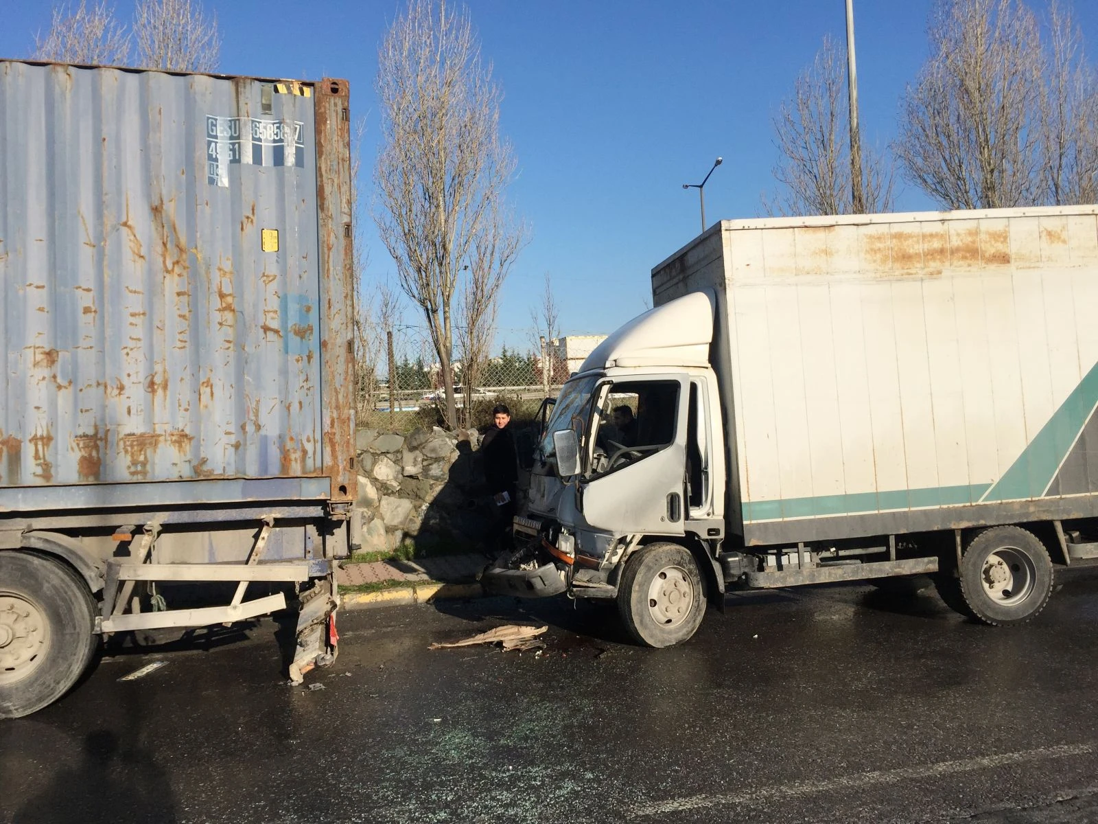 Buzlanan yolda kamyon park halindeki tıra çarptı