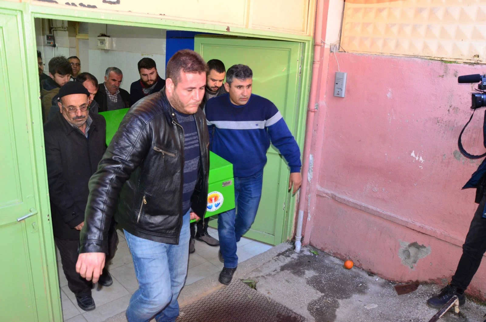 Yolun karşısına geçerken otomobil çarpması sonucu ölen gencin cenazesi alındı