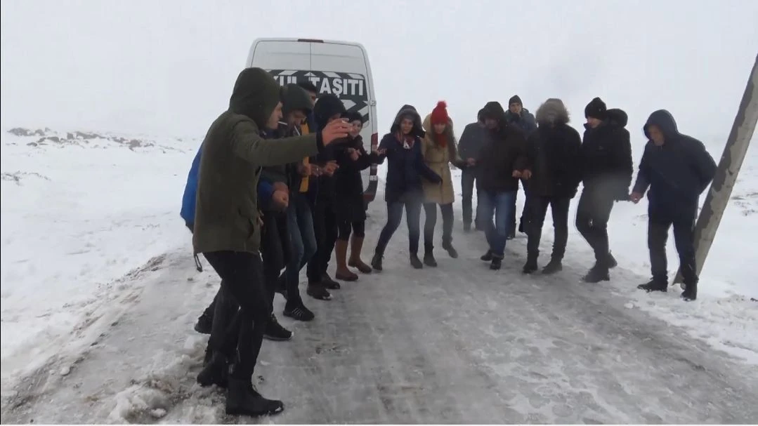 Yolda mahsur kaldılar, halay çekerek kurtarılmayı beklediler