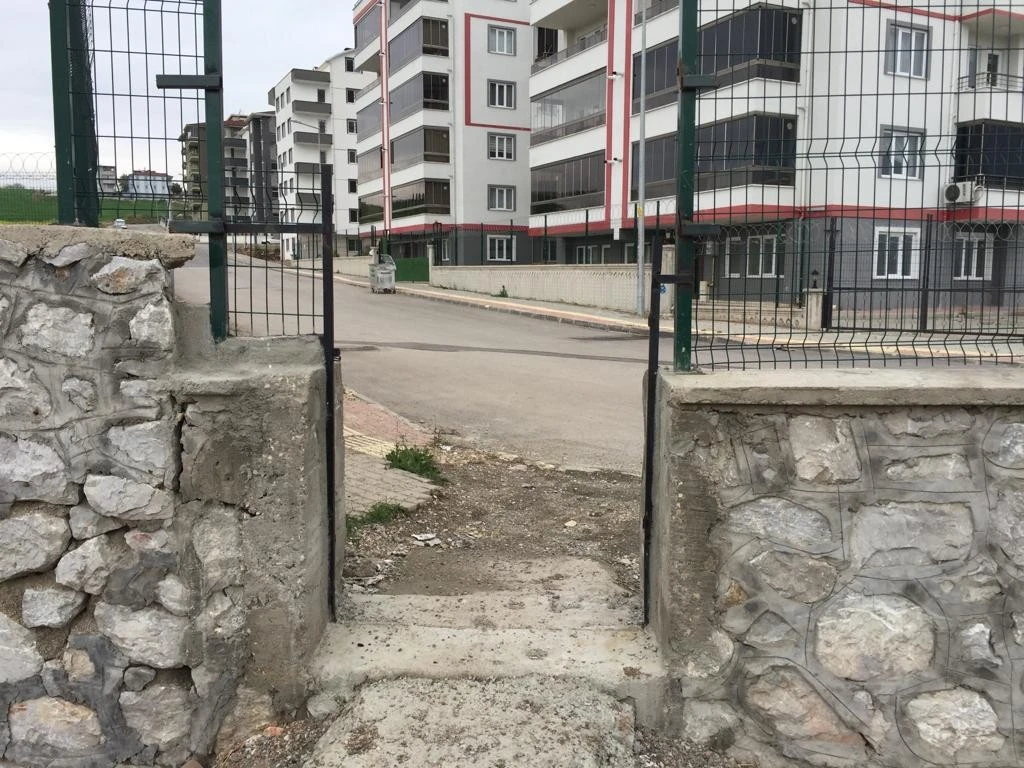 Mezarlığın kapısını çaldılar