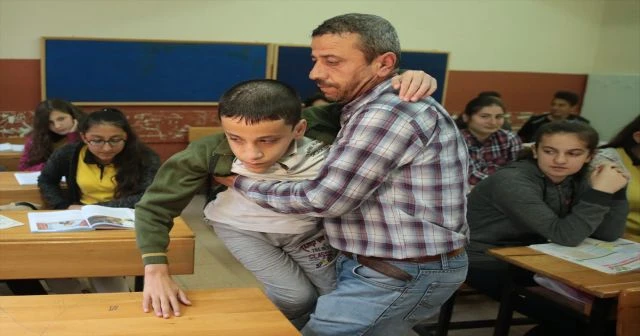 Engelli oğlunu okutmak için aynı okulda hademelik yapıyor