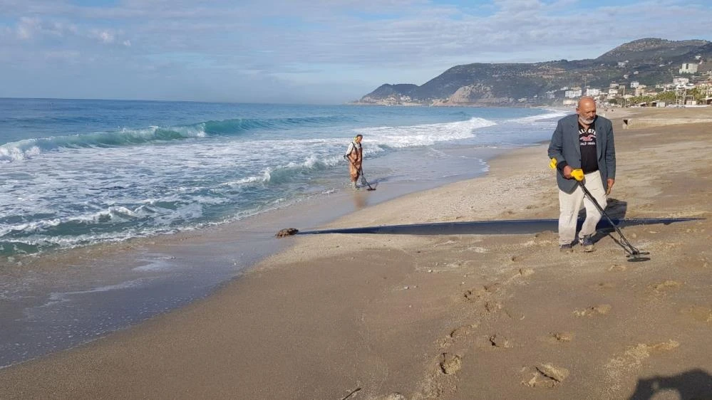 Fırtına sonrası eline dedektör alan sahile koştu