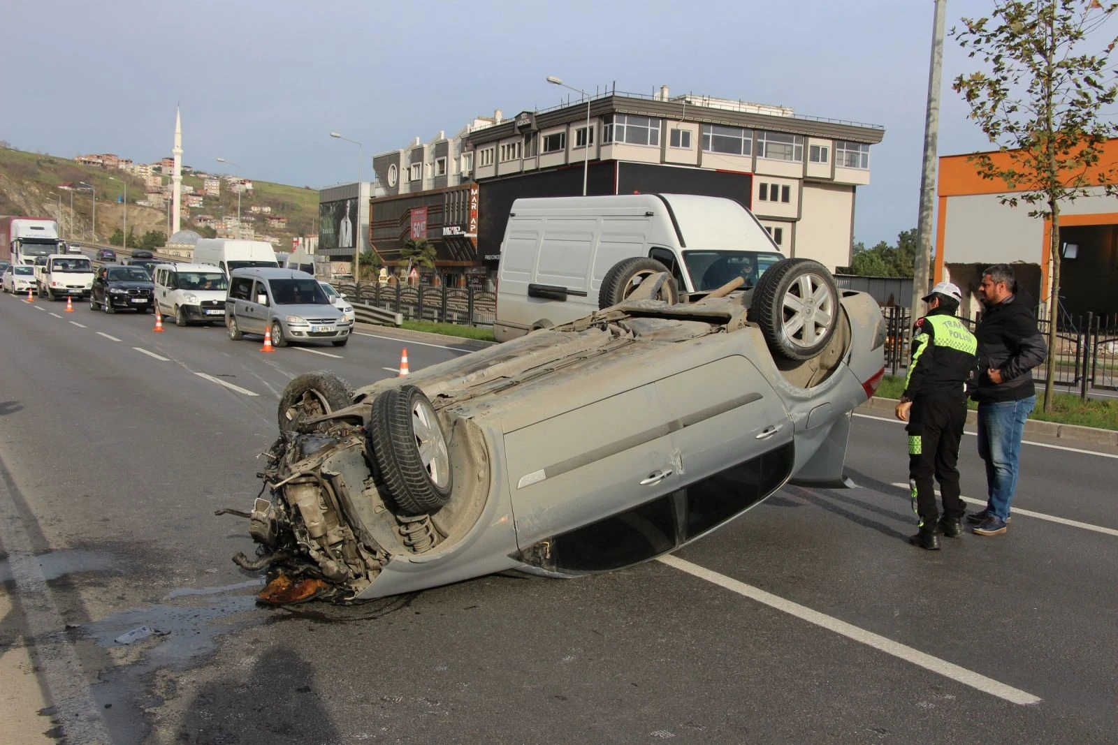 Trafik kazasında takla atan otomobilden sağ kurtuldu