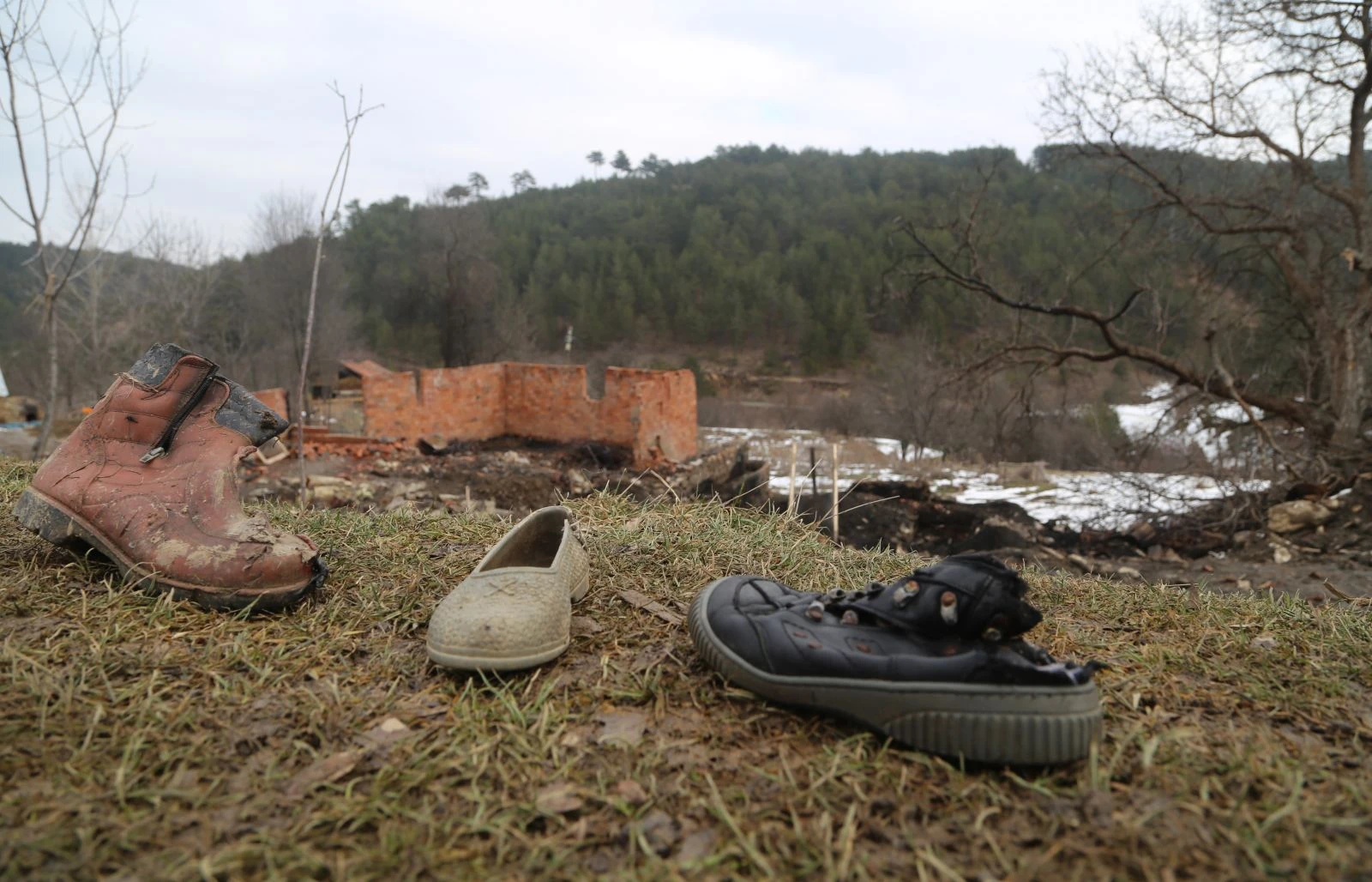 5 kişilik ailenin cesetleri kum elekleriyle aranıyor