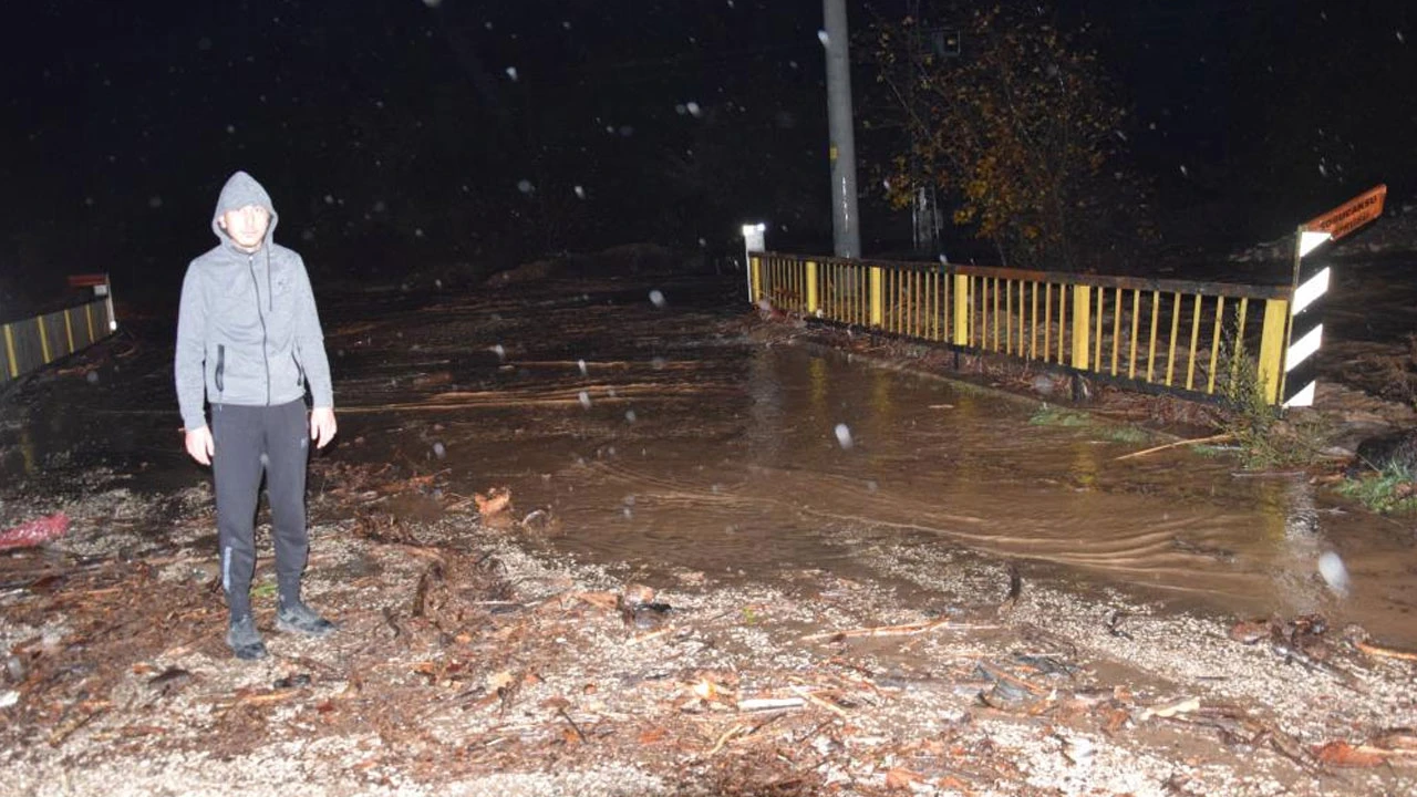 Antalya'da şiddetli yağış! Sel suları köprüleri aştı