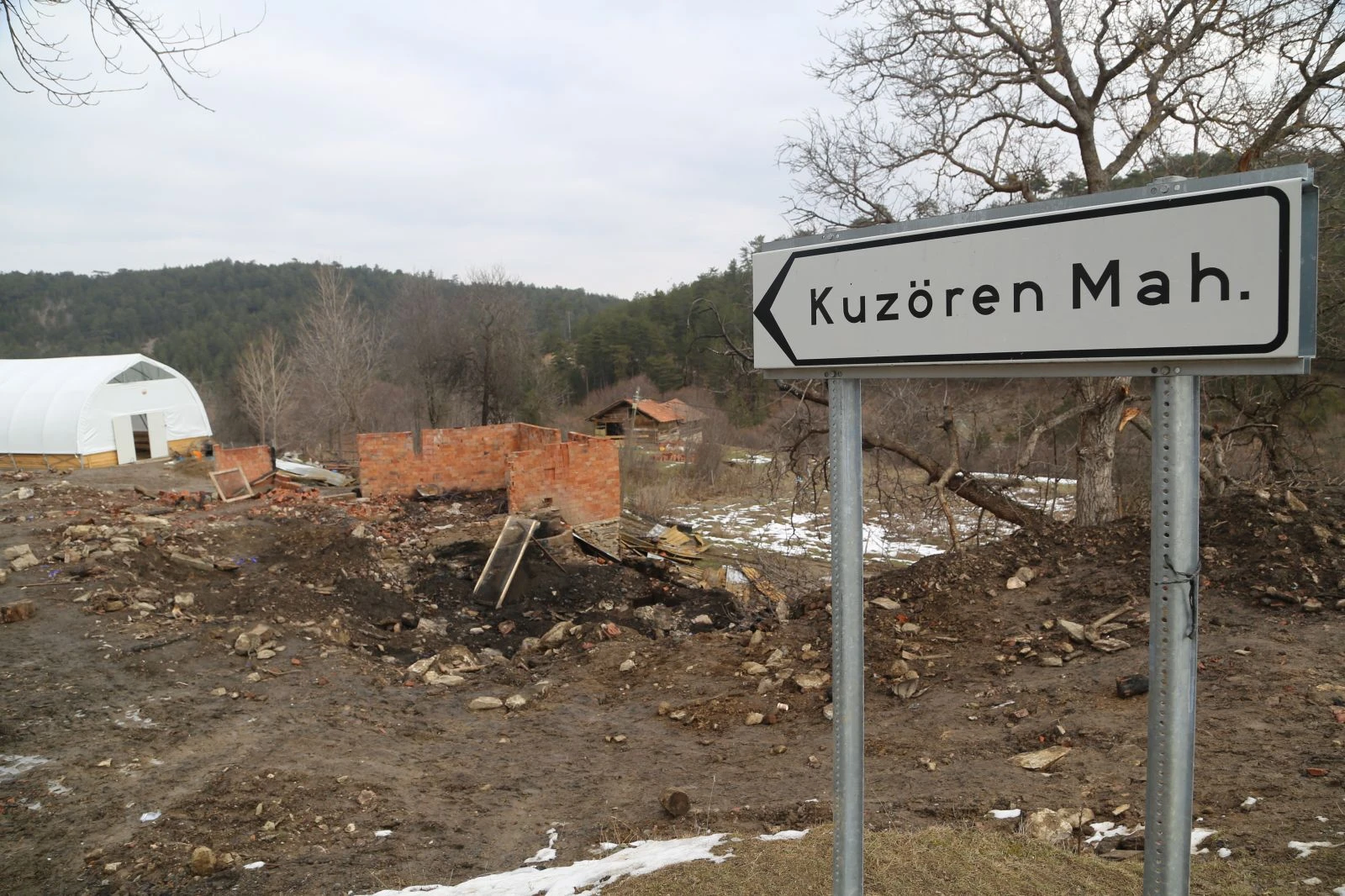 5 kişilik ailenin cesetleri kum elekleriyle aranıyor