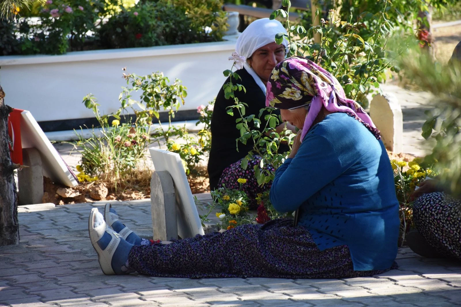 Fotoğrafını bağrına basarak gözyaşı döktü