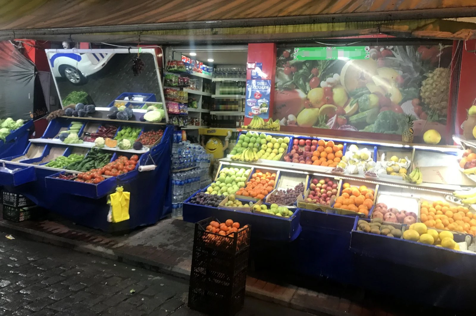 Beyoğlu’nda maganda kurşunu iş yerinin camına isabet etti