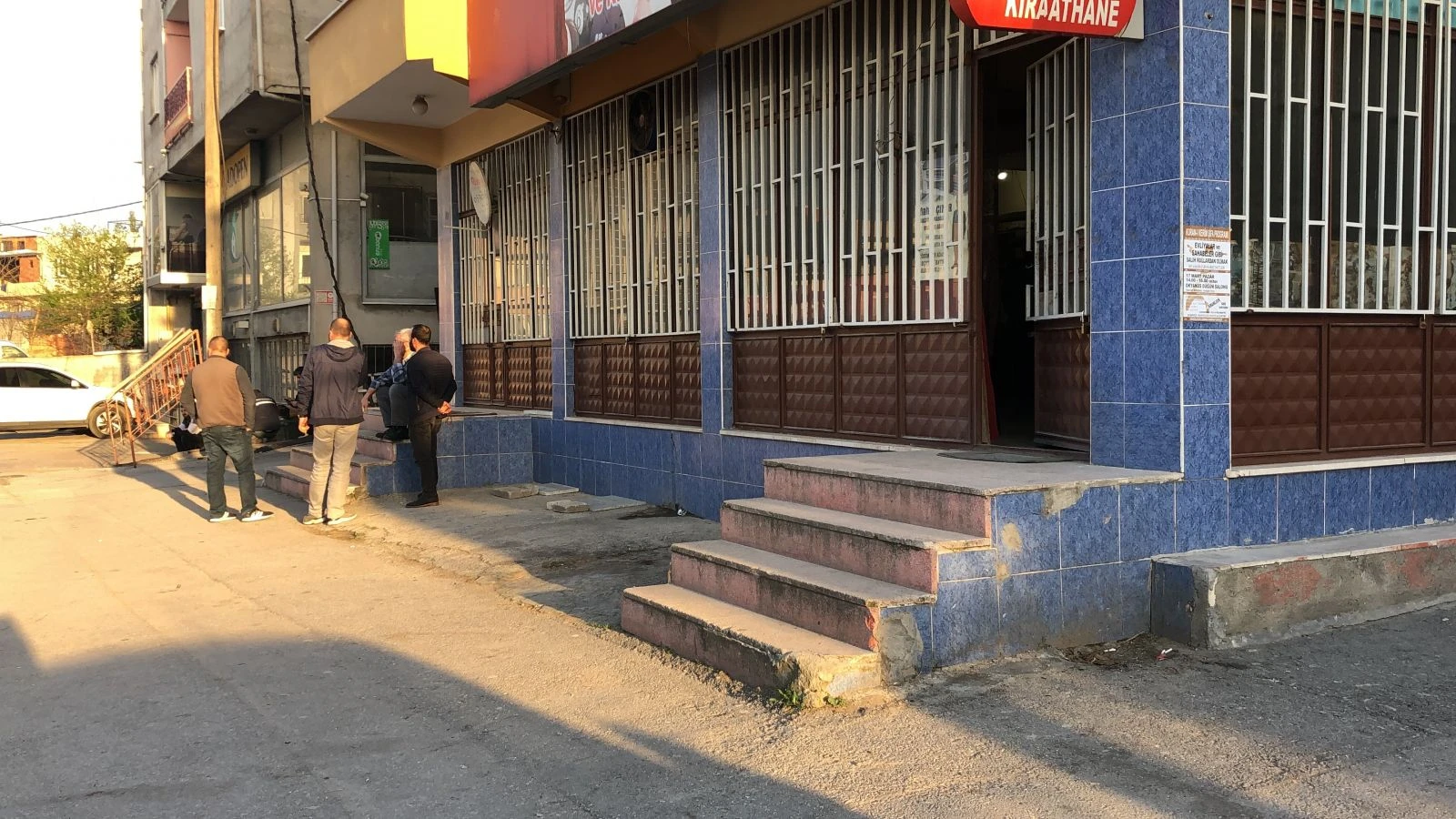 Kız arkadaşına laf atan arkadaşını vurdu