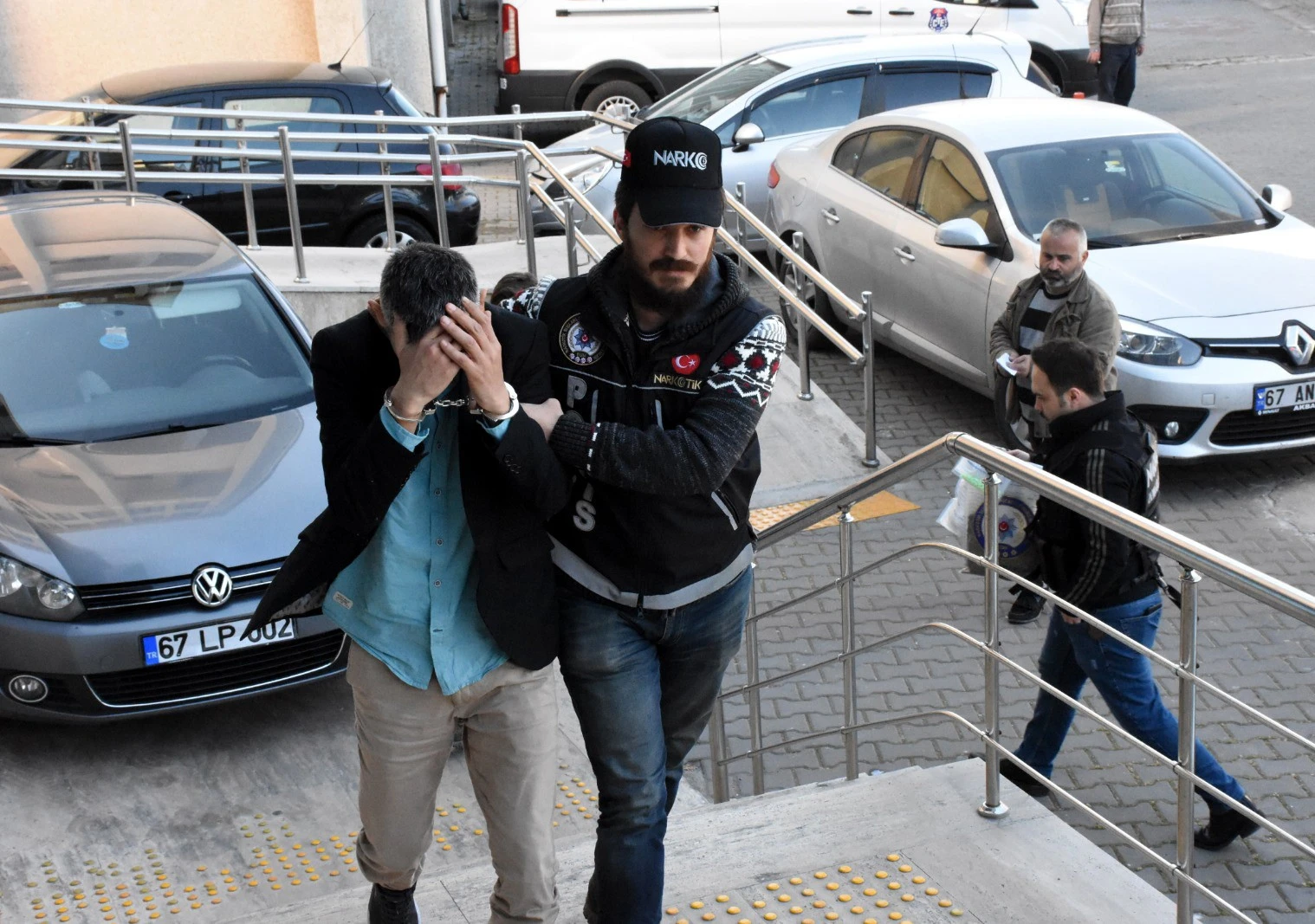 Uyuşturucuyu sarımsaklarla bantlamışlar: 2 gözaltı