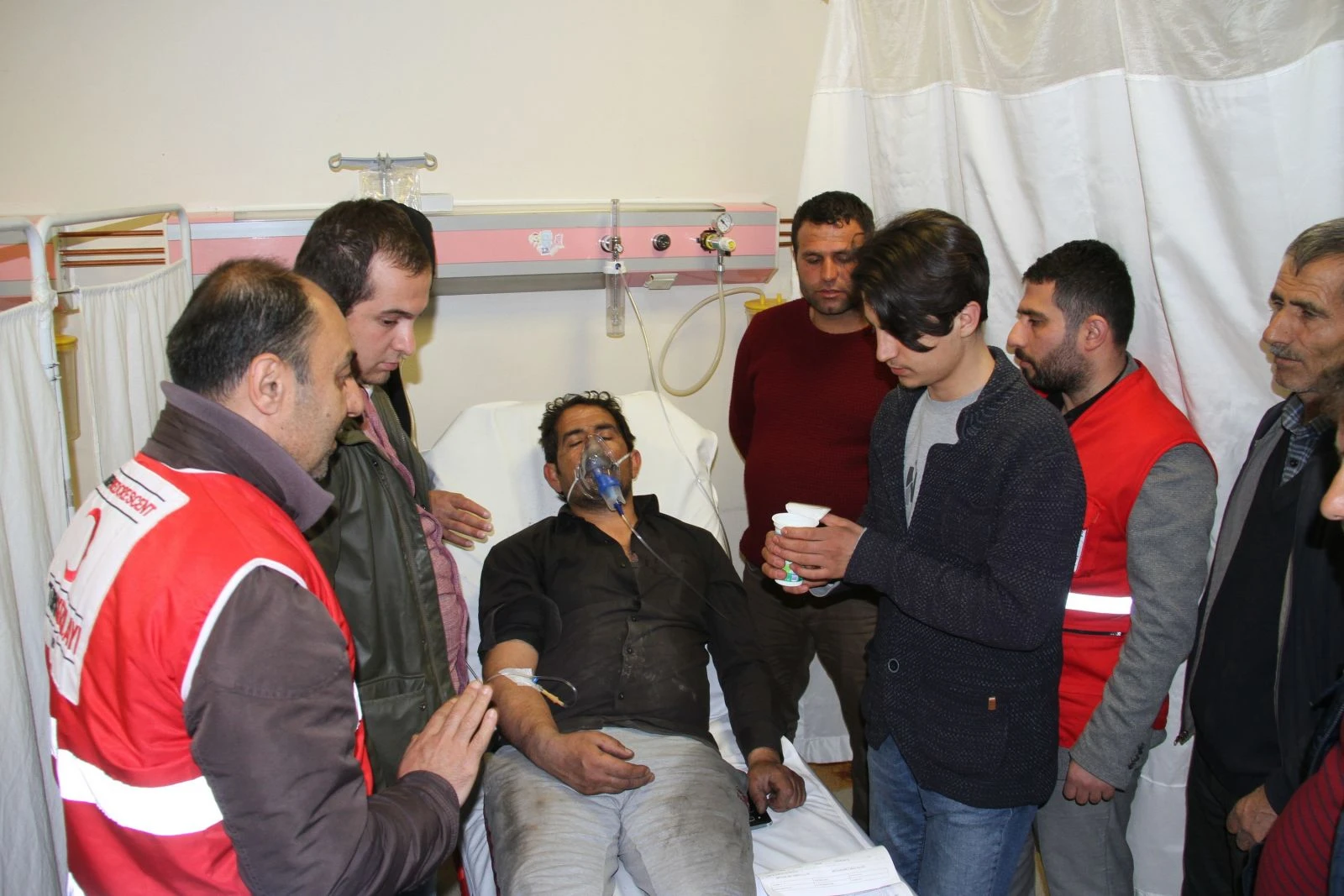 Yangında tavanı çöken evde can pazarı