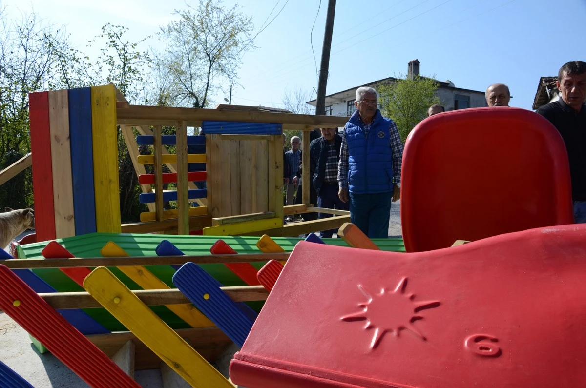 Muhtarlığı kazanamayınca oyun parkını söktü