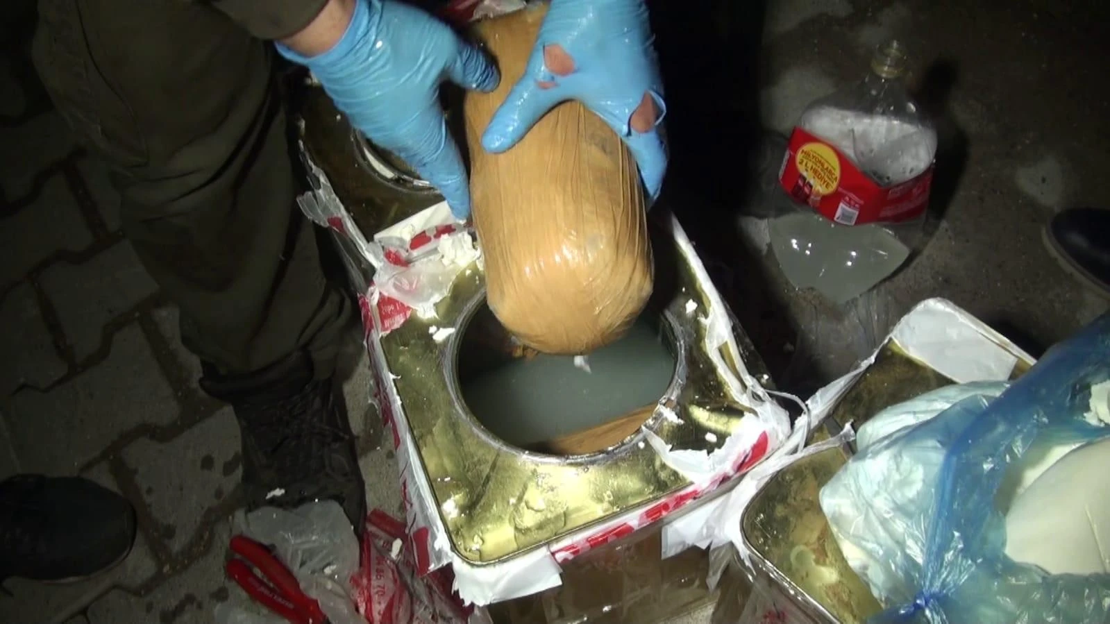 Peynir tenekelerinin içine saklanan uyuşturucuyu dedektör köpek buldu