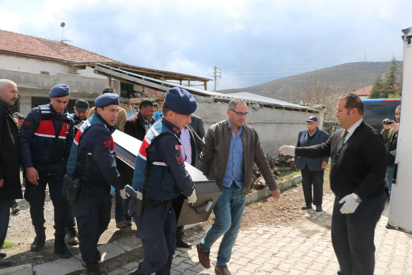 Evinde silahla vurulmuş halde ölü olarak bulundu