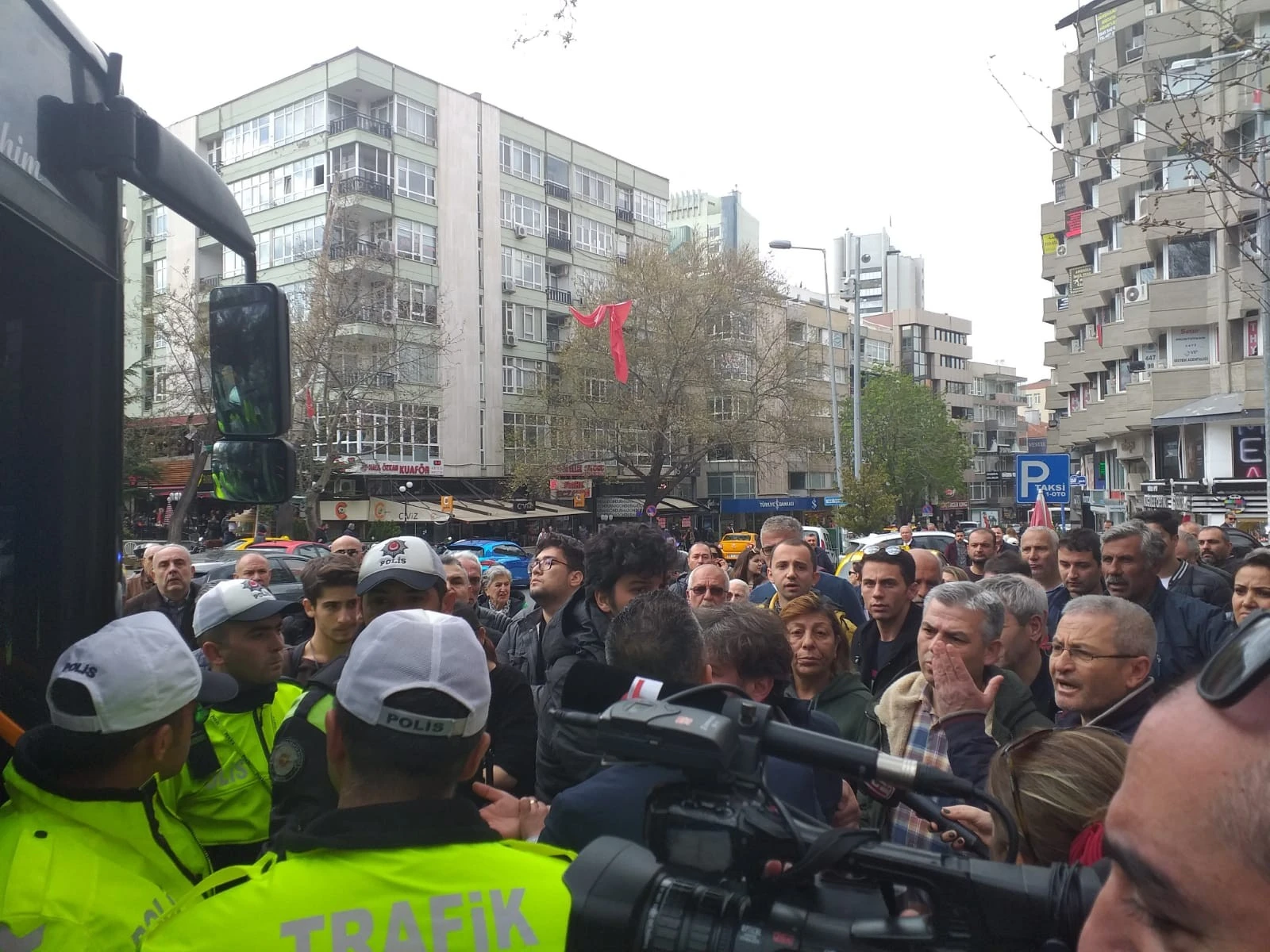 Başkentte vatandaşa özel halk otobüs şoför engeli