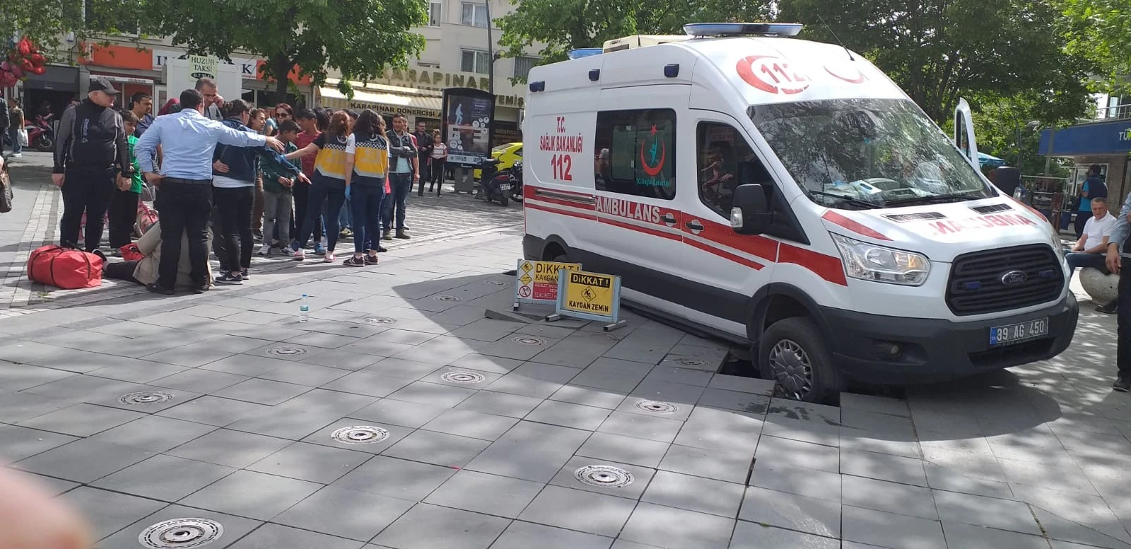 Olaya giden ambulans zemine saplandı