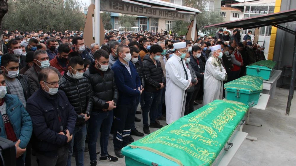 Öldürülen 4 arkadaş toprağa verildi