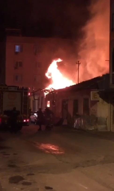 Çöp ev alev alev yandı, anne ve kızı gözyaşlarına boğuldu