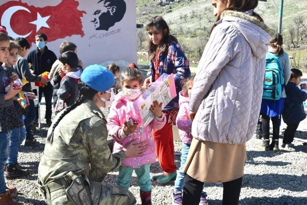Mehmetçik, Hakkari'deki ilkokul öğrencileriyle buluştu
