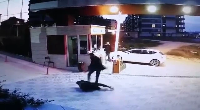 Yeğeninin kaybolduğu gerekçesiyle site güvenliğini böyle dövdü