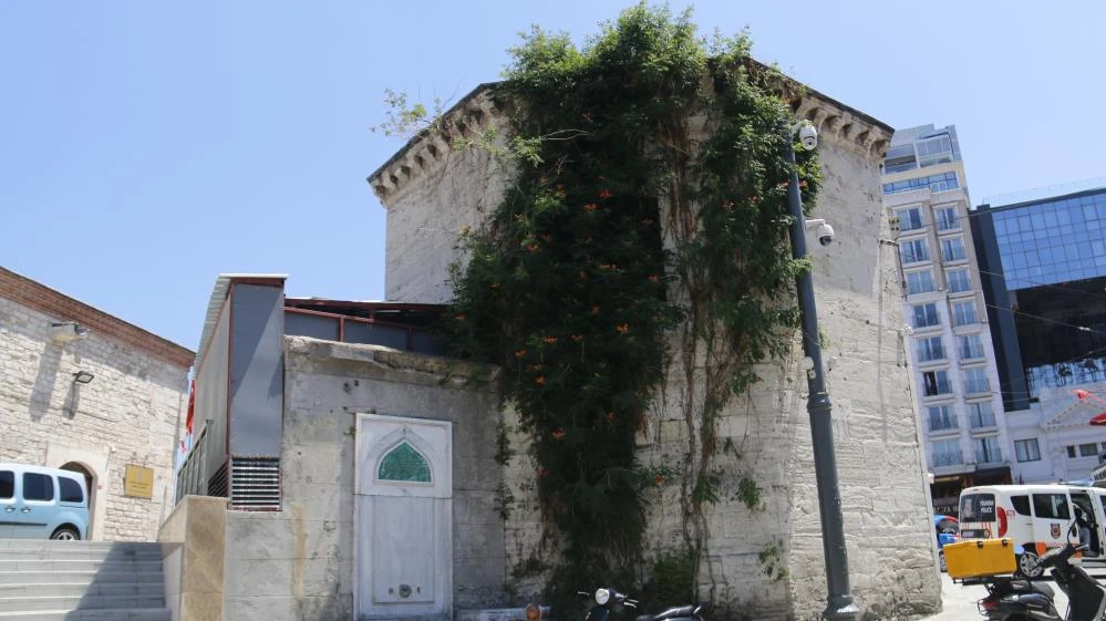 Tarihi esere bitişik jeneratör kabinine tepki