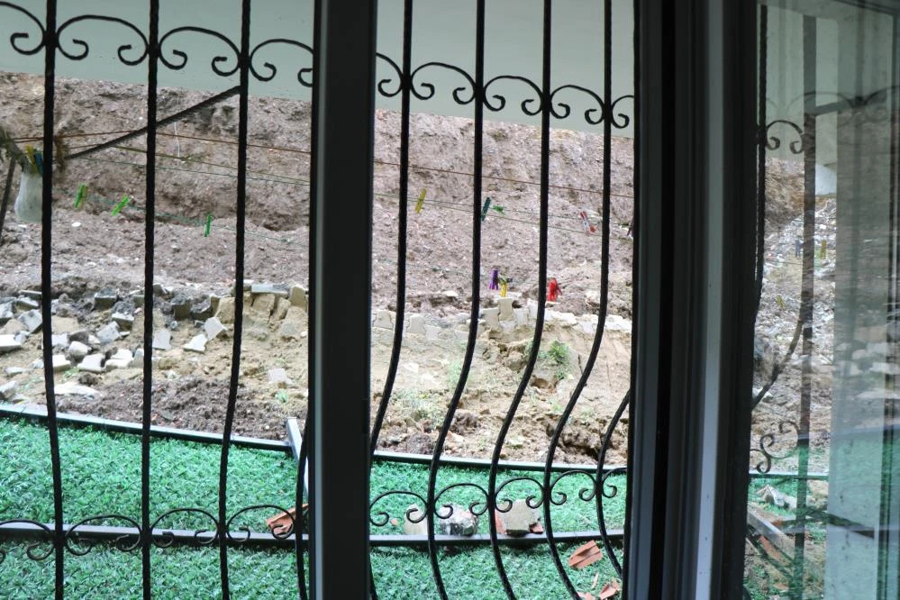 Korkutan anlar yaşandı! 5 metrelik istinat duvarı çöktü