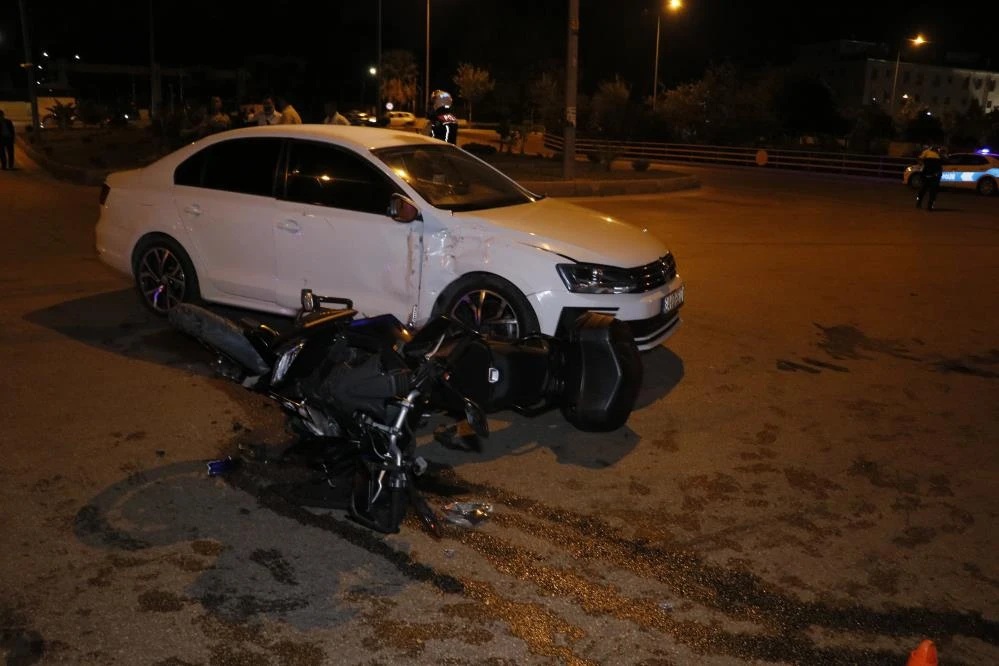 Motosikletli sivil polisler otomobille çarpıştı: 2 polis yaralı