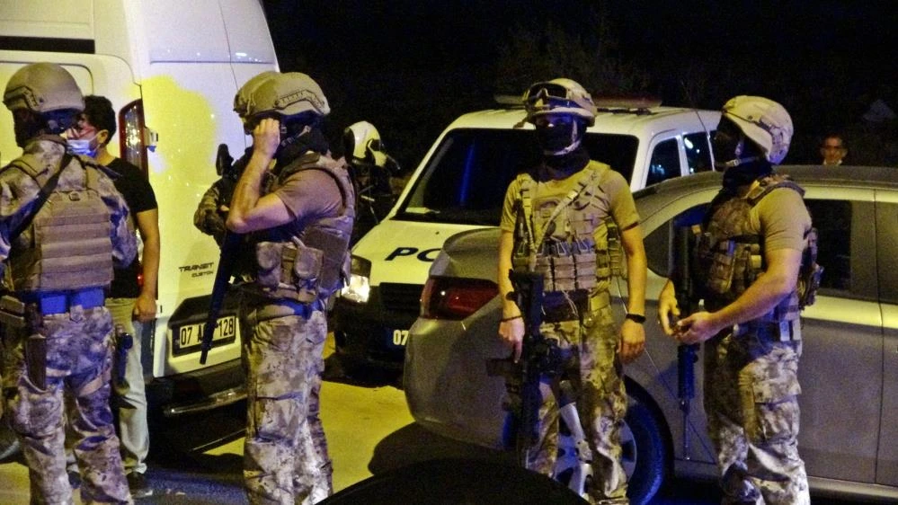 Sosyal medya paylaşımları yüzünden tartıştığı akrabasını pompalı tüfekle vurdu