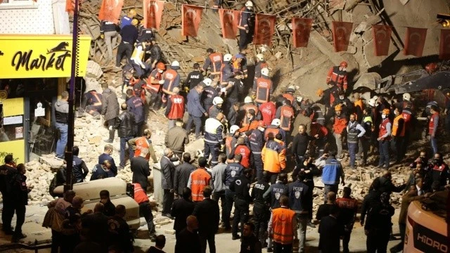 Malatya'daki çöken binadan saniyelerle kurtuldu: Işığı görünce kendimizi dışarı attık