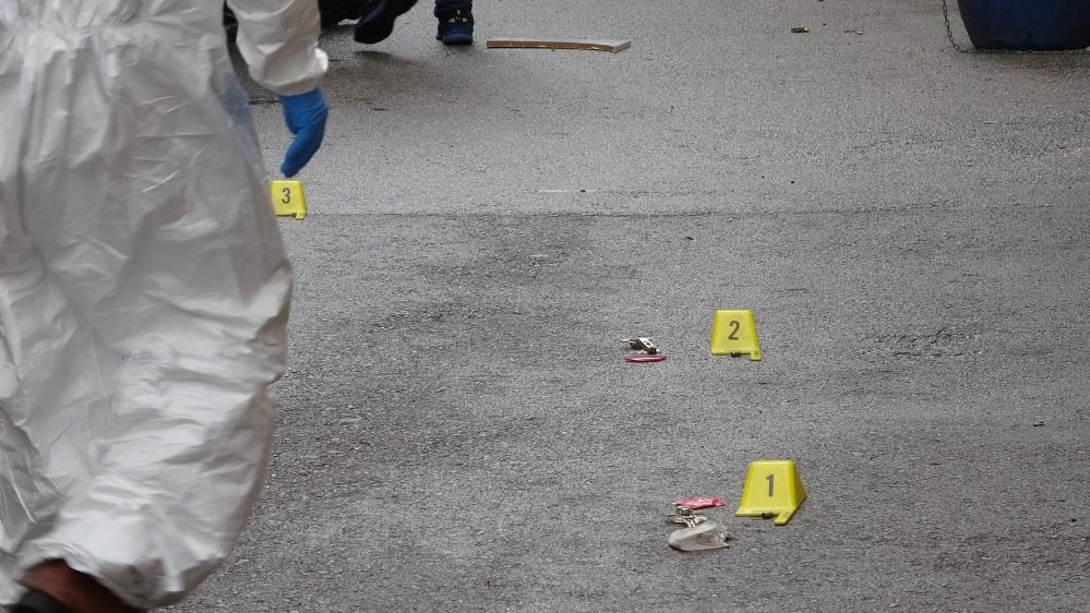 Belinden çıkardığı bıçakla polislere saldırdı, bacağından vuruldu