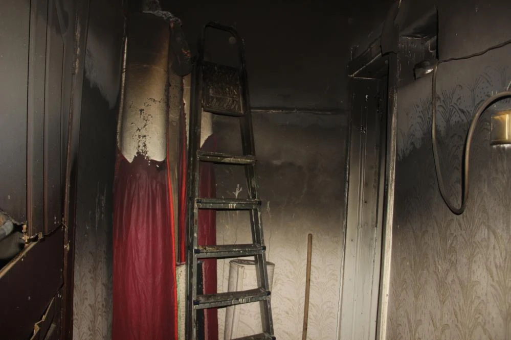 Evini ateşe verdi, koltuğa uzanıp bekledi