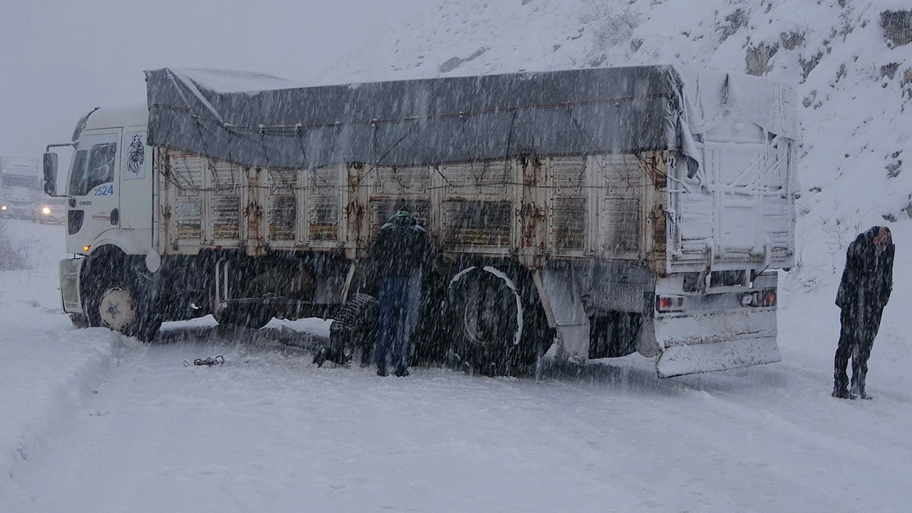 Yüksekova-Hakkari karayolunda araçlar mahsur kaldı! Sis etkili oldu