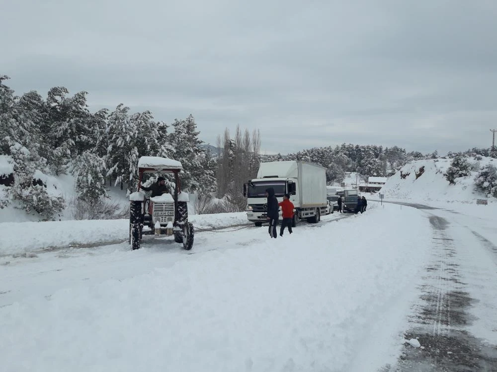 Yollarda hava muhalefeti sürüyor! Otoyollarda son durum, il il açık ve kapalı olan yollar