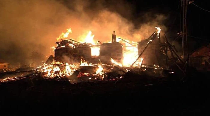 Elektrik kontağından çıkan yangında  3 ev küle döndü!