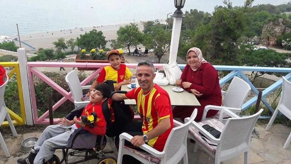 Nadir görülen hastalığı sebebiyle sadece gülüyor