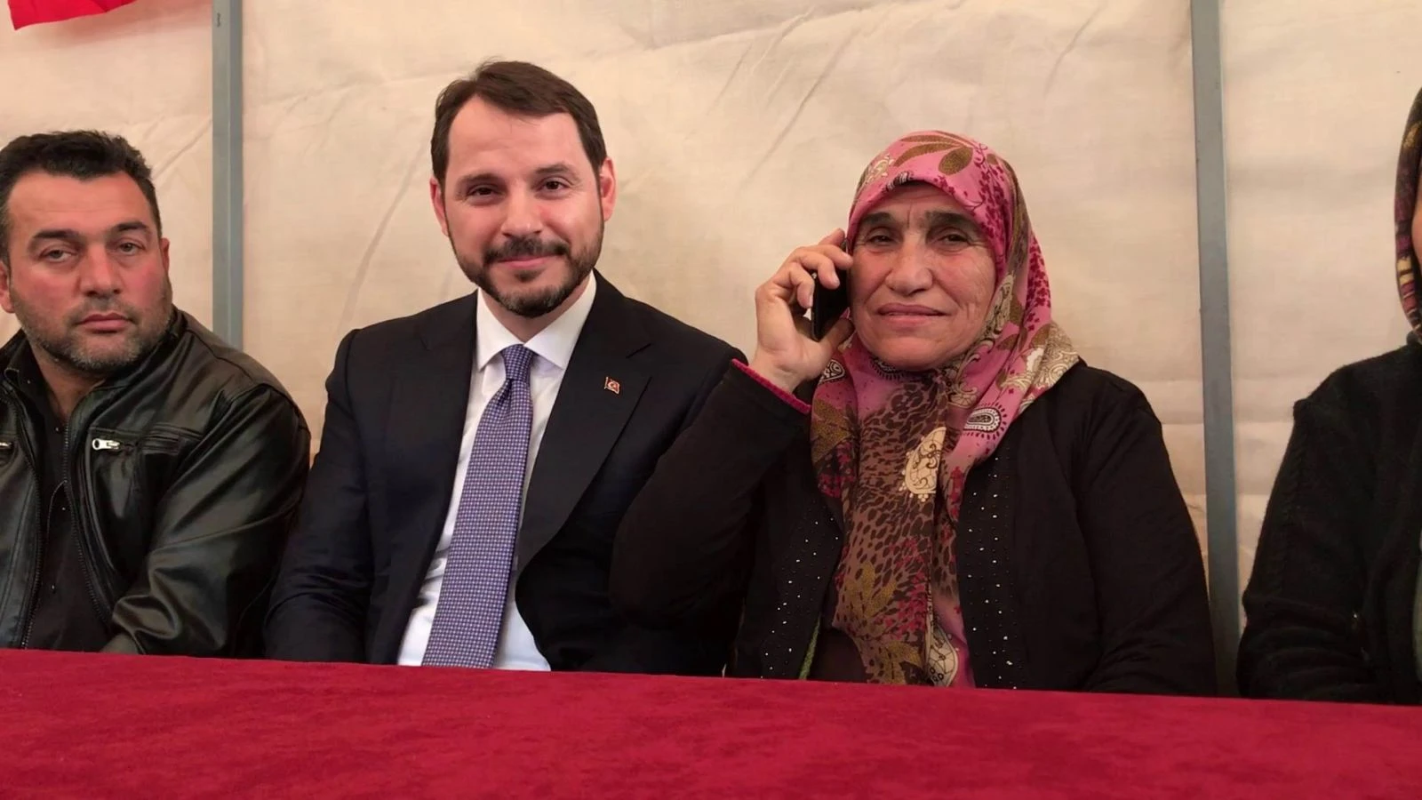 Bakan Albayrak, Reyhanlı'daki şehit ailelerini ziyaret etti