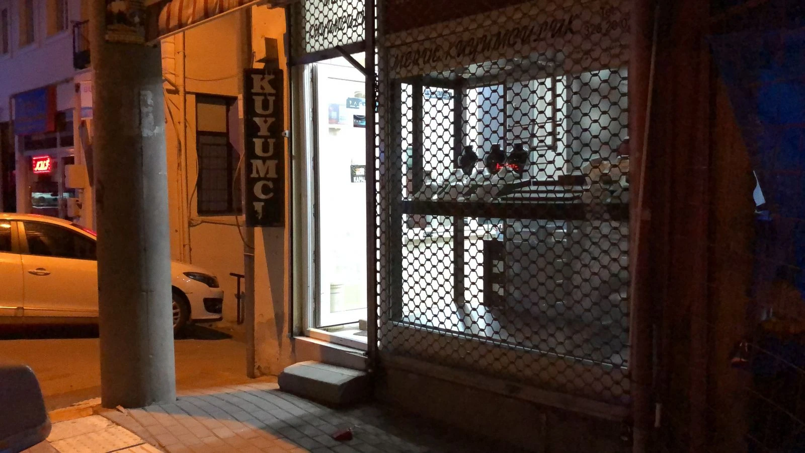 Kuyumcuya giren hırsızlar altın dolu kasayı açamadan kaçtı... O anlar kamerada