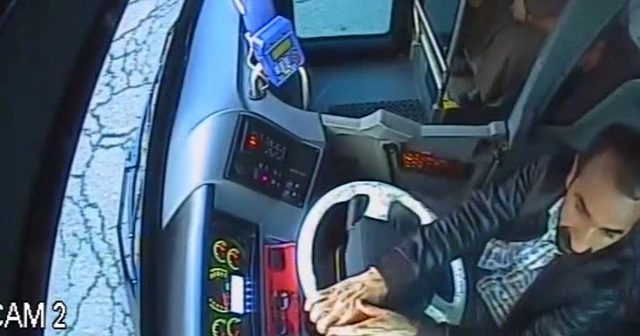 Otobüs şoförü, baygınlık geçiren yolcuyu hastaneye yetiştirdi