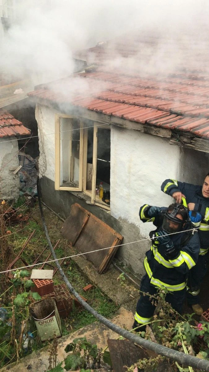 Polis ve itfaiye ekipleri yangında mahsur kalan kadını kurtardı